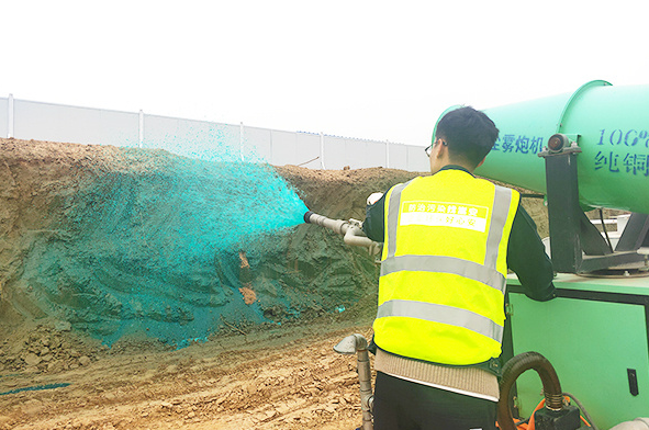 嵩安環(huán)保工程師現(xiàn)場指導(dǎo)揚(yáng)塵抑制劑施工